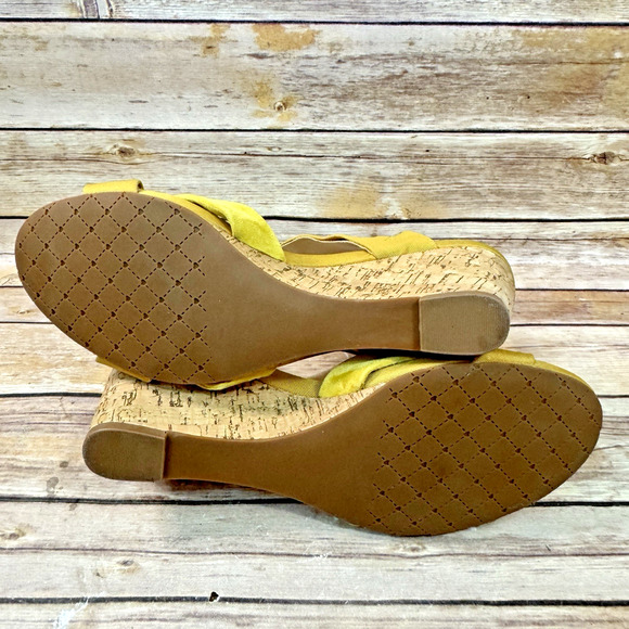 Isaac Mizrahi Highline United Womens Yellow Suede Leather Cork Wedge Sandals 9M - Picture 7 of 9